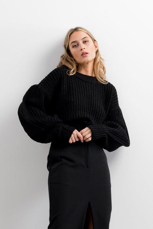Oversized Knit Black: extra long sleeves