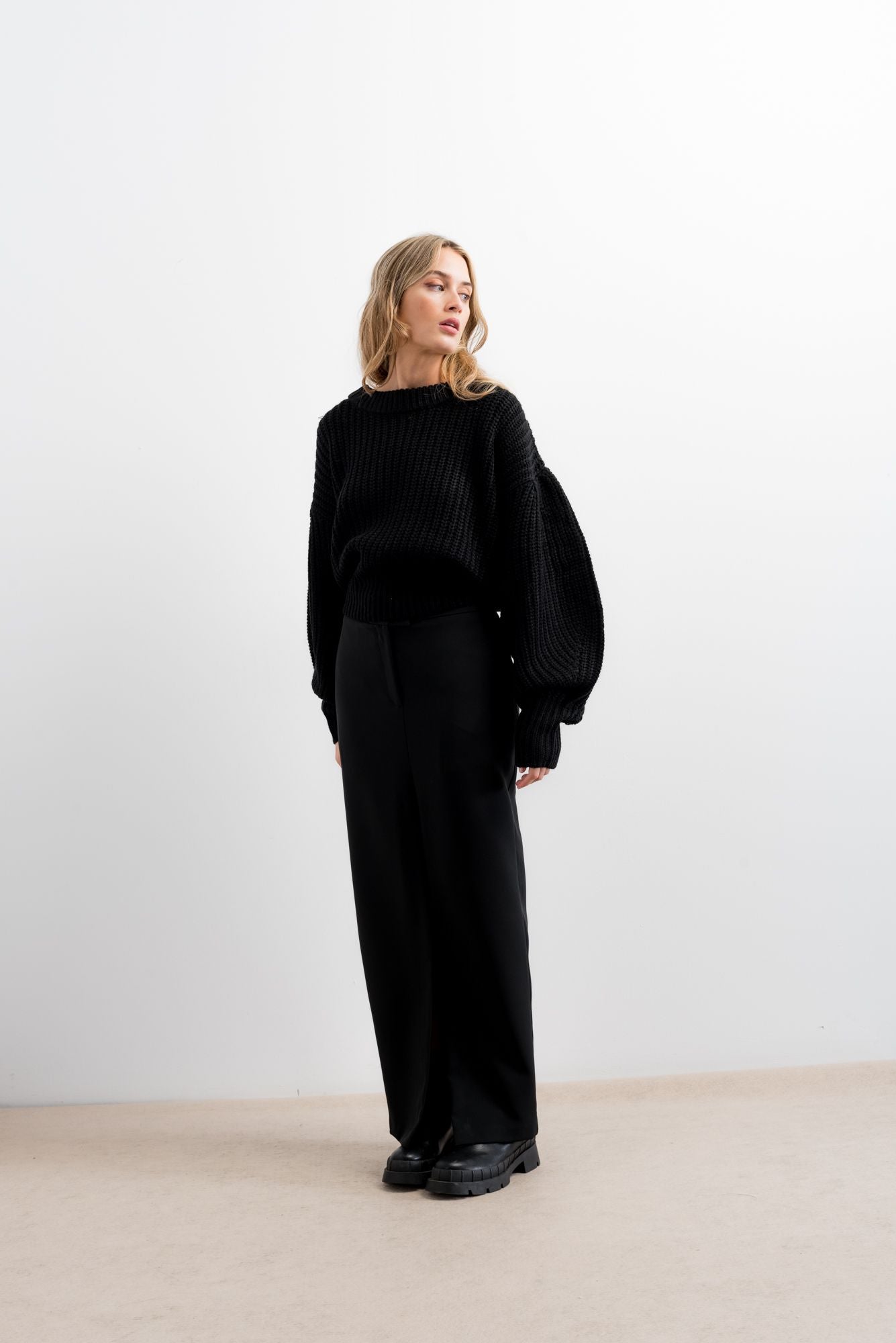 Oversized Knit Black: extra long sleeves